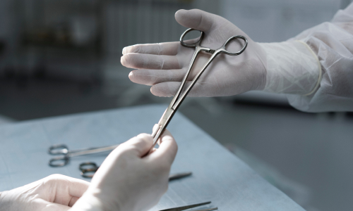 傷跡を最小限に抑える顕微鏡レベルの縫合